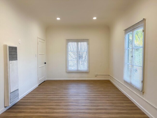 Photo - 810 E Chevy Chase Dr