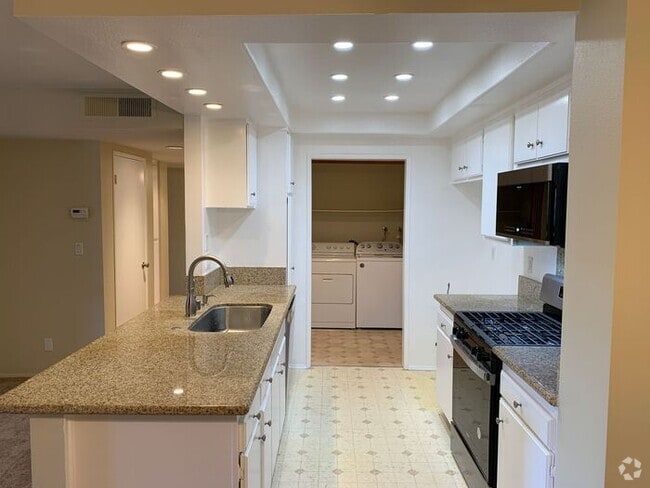 Building Photo - GREAT & SPACIOUS 2BD 2BA FOR LEASE! Rental