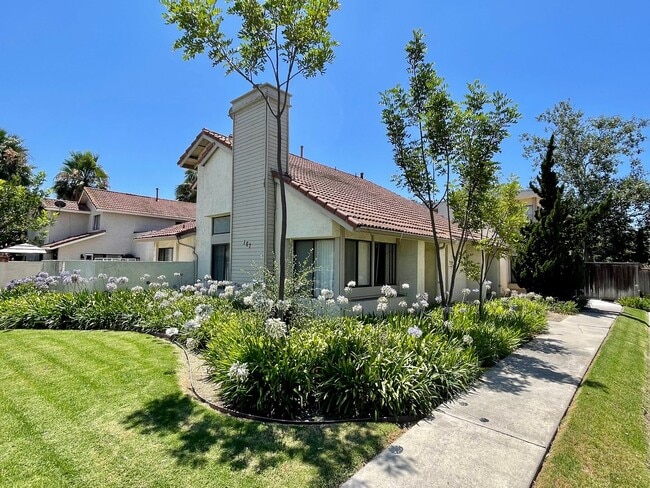 Building Photo - Lower Level w/ Private Fenced Yard! Unit B Rental
