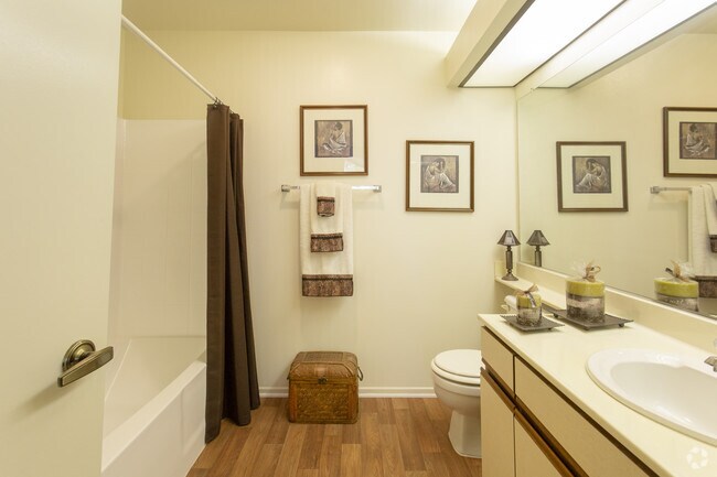 1BR,1BA-750SF - Cypress Point