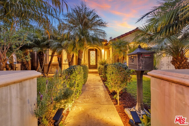 Building Photo - 326 N Doheny Dr