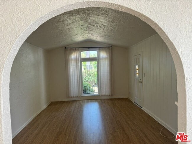 Photo - 944 Havenhurst Dr