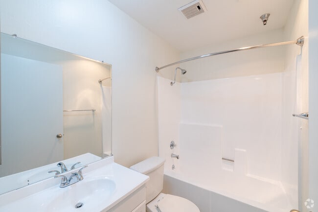 1BR, 1BA - 575SF - Bathroom - Chateau Regent Apartments
