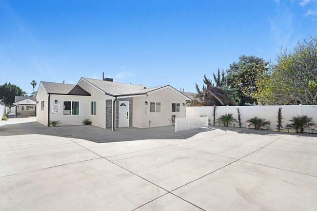 Building Photo - Brand new home 3/2 in prime Sylmar area