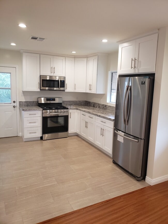 Building Photo - 2515 1/2 Foothill Blvd Unit 2515 1/2