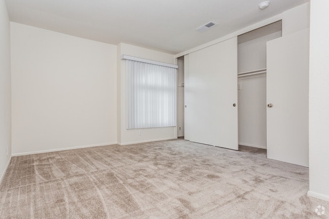 1BR, 1BA - 600-700 SF - Casa Commonwealth