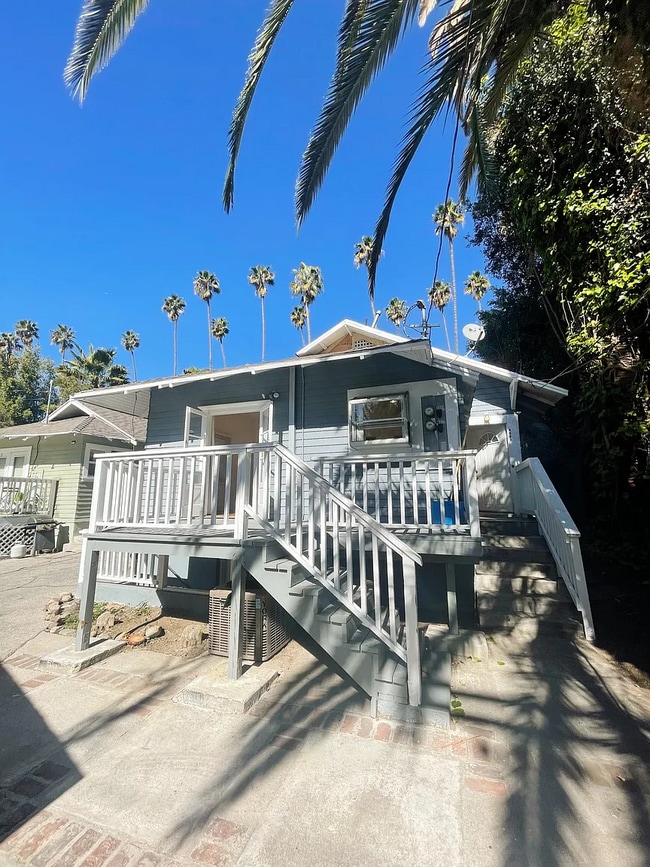 Private back unit on a palm tree lined street. - 6002 Carlton Way House