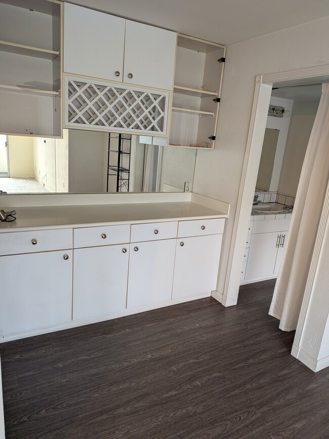 Kitchen - 1600 Ardmore Ave Unit 322