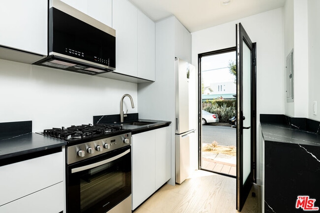 Building Photo - 1325 Cabrillo Ave Unit 11
