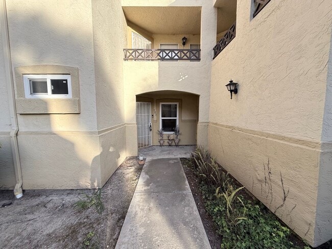 Building Photo - Eastlake Shores Downstairs Condo feat. Two Bedrooms and Two Bathrooms Unit 101