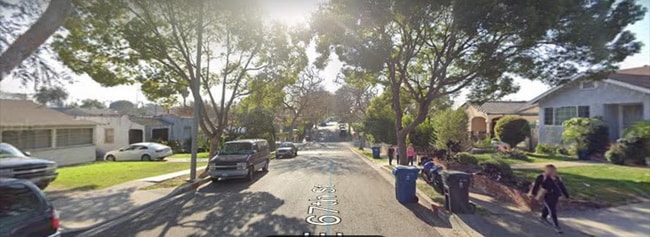 Photo - 1011 E 67th St