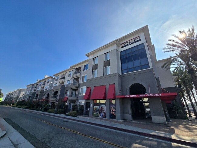 Building Photo - Exclusive Stadium Lofts Community: Ground ...