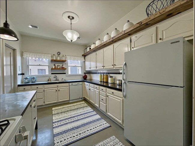 Photo - 145 N Sycamore Ave