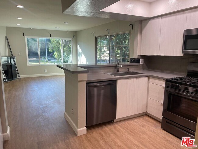 Photo - 7327 Willoughby Ave Unit 5