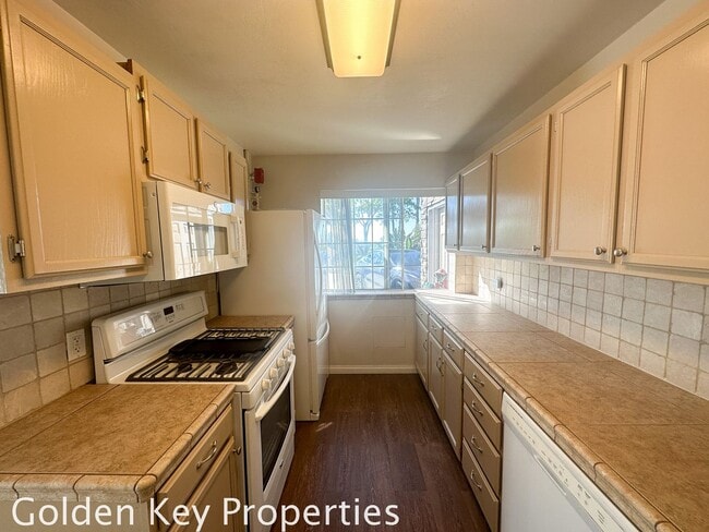 Building Photo - Spacious single-level attached guest house on private setting in Vista! Unit B