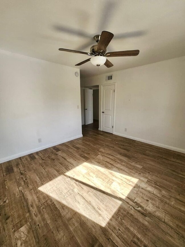 Building Photo - Beautiful and spacious condo in Tarzana!