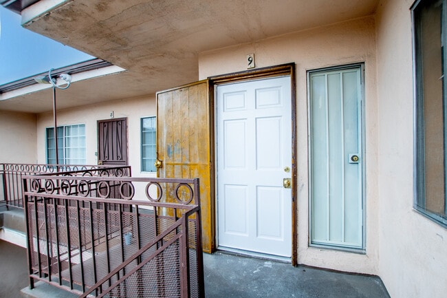 Photo - 10520 S Figueroa St