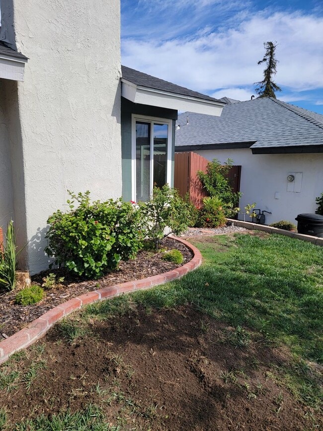 Building Photo - 4 Bedroom Single level Rental