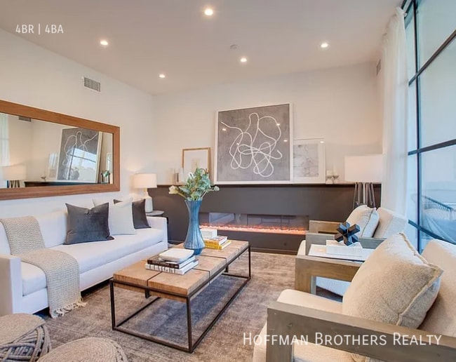 Building Photo - 1254 N Las Palmas Ave