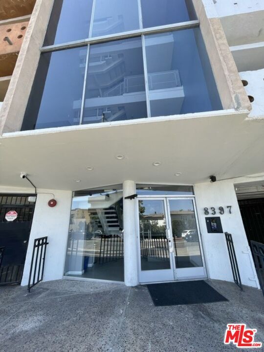 Building Photo - 8397 Fountain Ave Unit 203