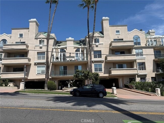 Building Photo - 930 N Doheny Dr Unit 303