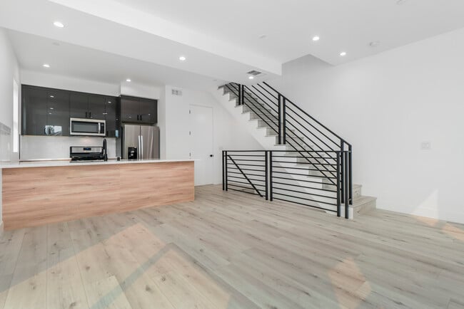 Photo - 522 N Wilton Pl