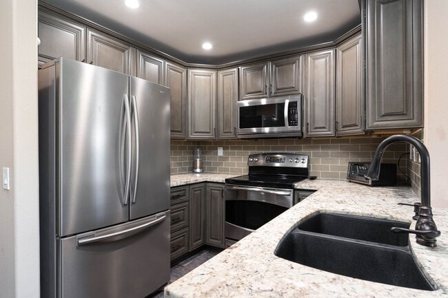 Top Floor Furnished 2 Bedroom Home Near SD... - Top Floor Furnished 2 Bedroom Home Near SD...