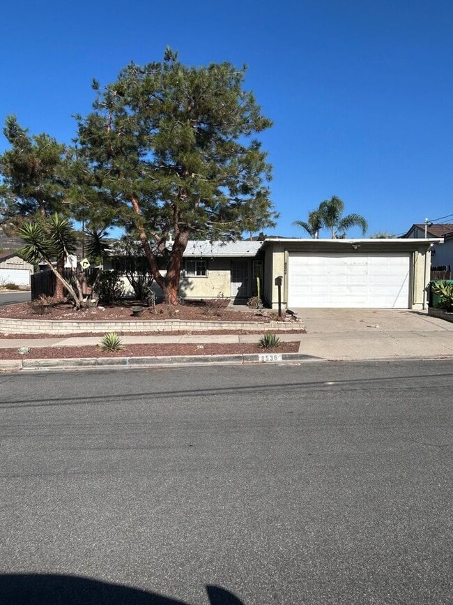 Building Photo - Lovely and spacious 3 bedroom 2 bath home ...