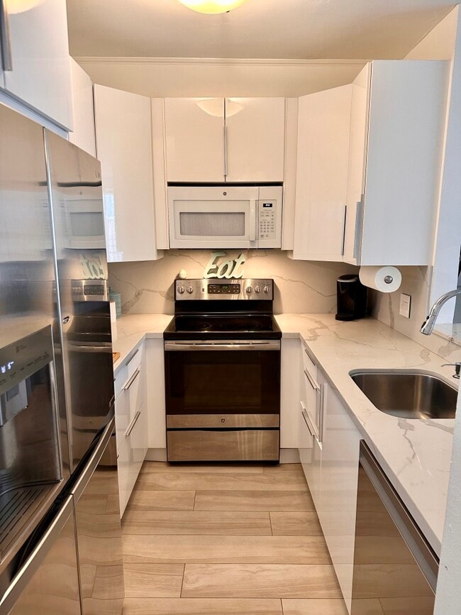 Kitchen - 23901 Civic Center Way Unit # 136