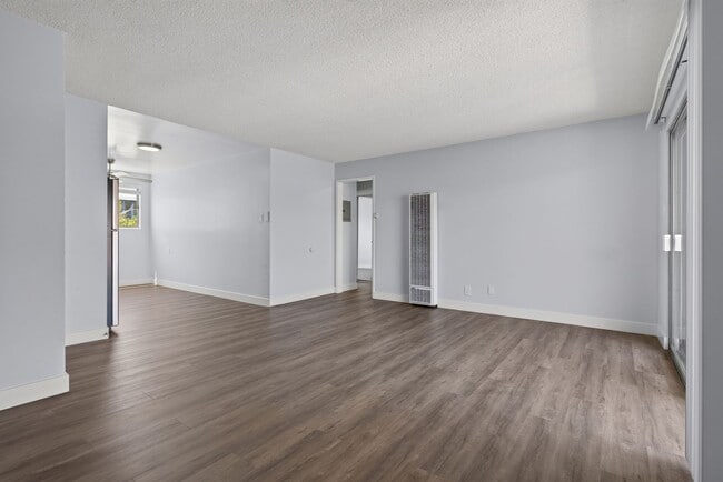 Building Photo - 3032 E 7th St Unit 3032-07