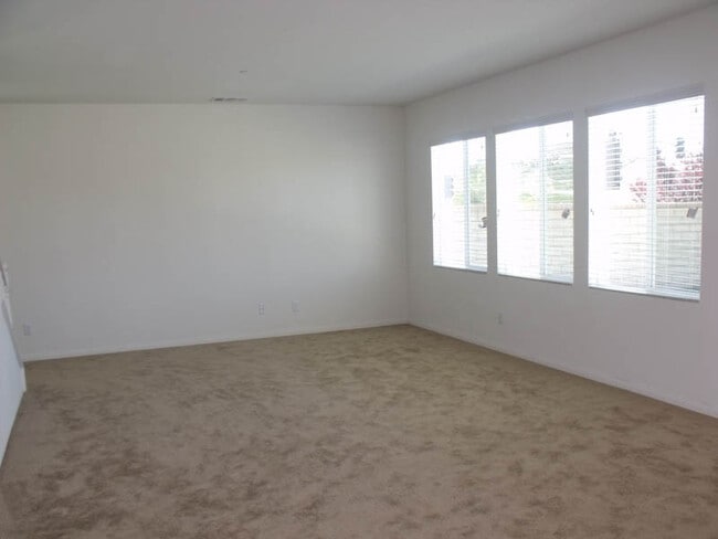 Photo - Echo Point Single Family Home for Rent in Saugus on Christopher Lane!