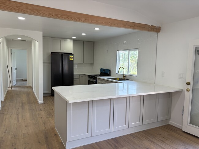 Large peninsula perfect for breakfast nook! - 3447 Sweetwater Springs Blvd House