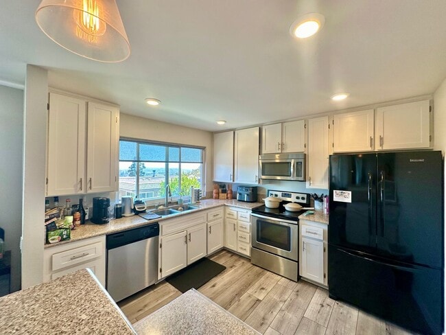 3 Bedroom Townhome near USD!! Parking + La... - 3 Bedroom Townhome near USD!! Parking + La...