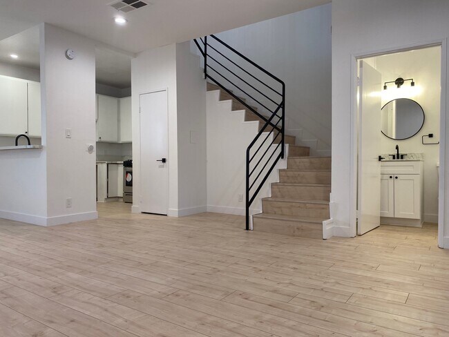 Photo - 1212 N Gower St