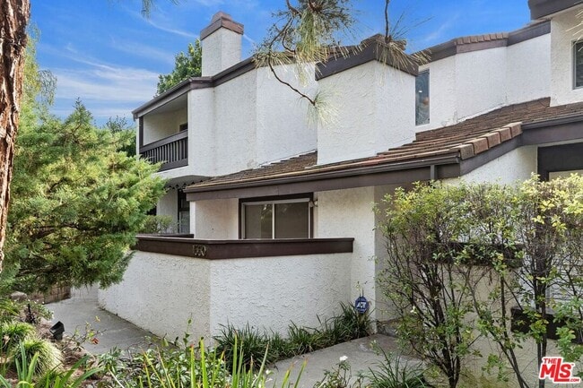 Building Photo - 1550 Palisades Dr
