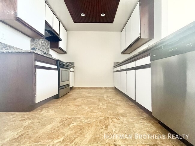 Building Photo - 945 N Serrano Ave Unit 102