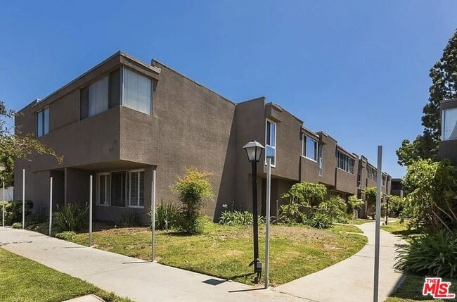 Building Photo - 18110 Killion St Unit 5 Rental
