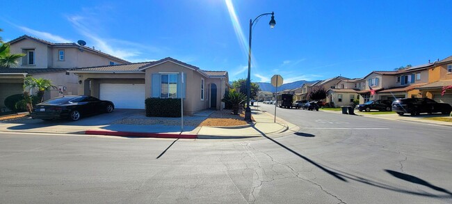 Building Photo - Gorgeous Single Story Home in Gated Community - Pool