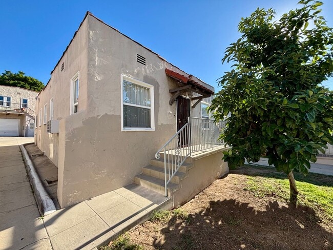 Building Photo - 2809-2821.5-28215 Rowena Ave Unit 2809
