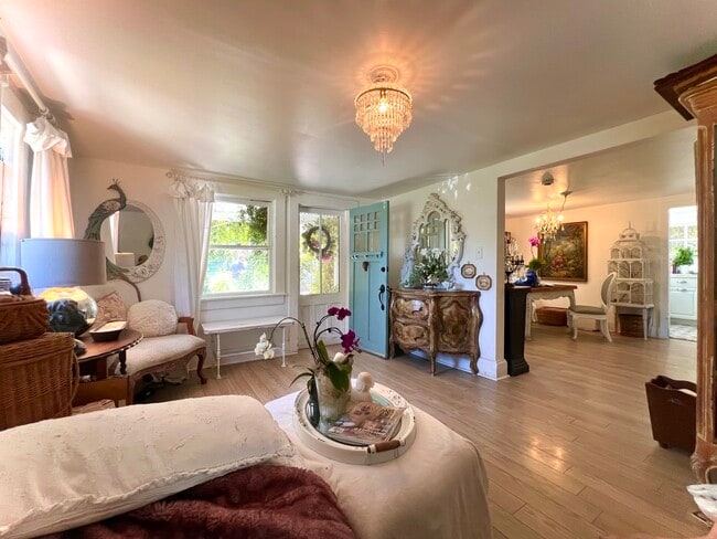 Living Room - 822 E Kensington Rd