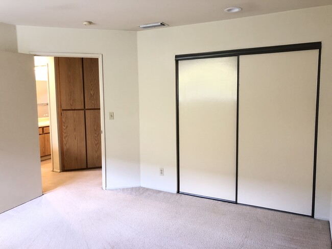 Photo - 276 E Bellevue Dr