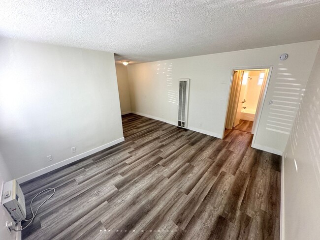 Cute 1bd/1ba move in ready in NoHo - Cute 1bd/1ba move in ready in NoHo Unit 11481 Victory Blvd
