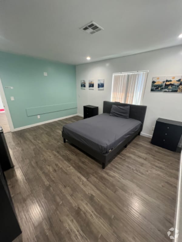 Building Photo - 14836 Archwood St Rental