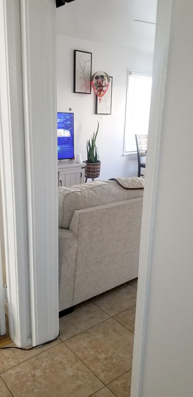 Living Room Hallway - 2823 W Vernon Ave Unit 2823