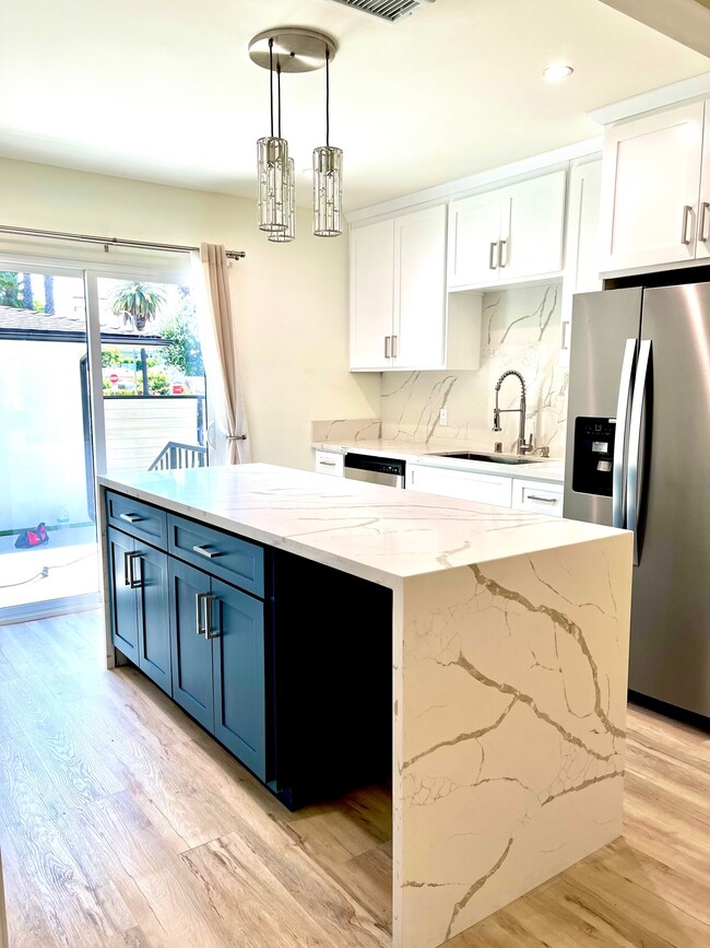Brand New Kitchen with Quartz counters - 4205 Lincoln Ave House