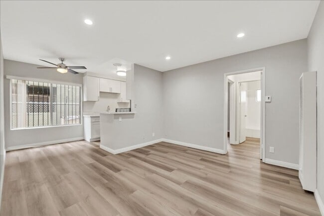 Building Photo - 12767 Pacific Ave Unit 04