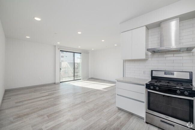 2BR, 2BA - 935SF - Kitchen - 941 Fedora St