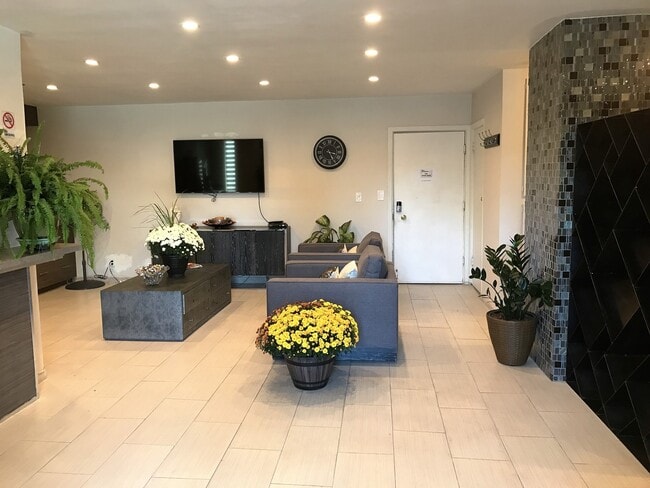 Photo - TARZANA 6170