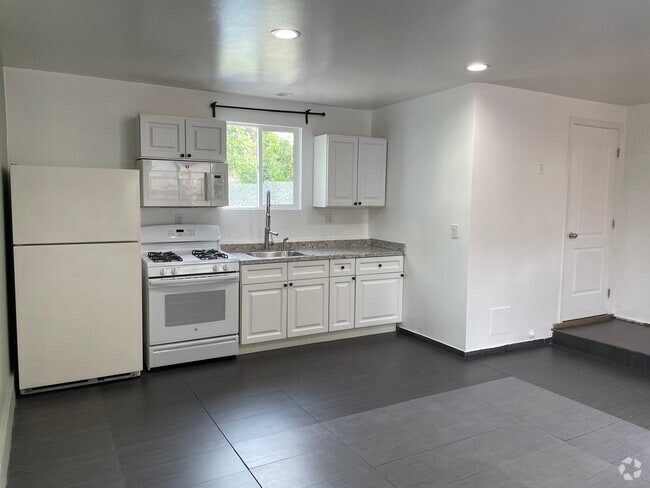 Building Photo - 8025 White Oak Ave Rental