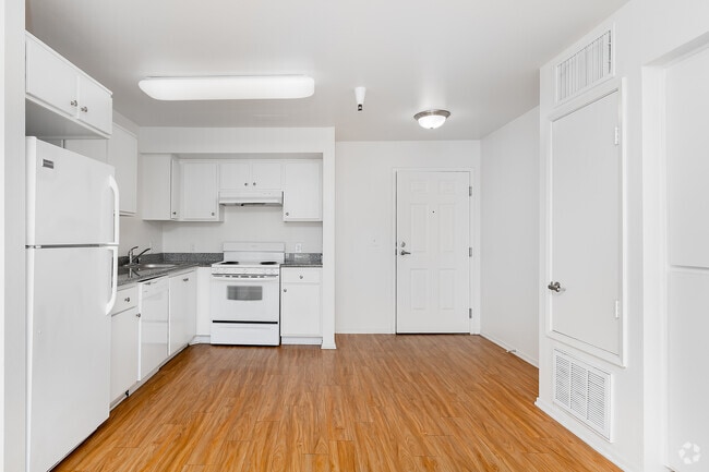 1BD, 1BA - 636SF - Kitchen - Crenshaw Family Apts